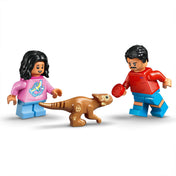 „A LEGO Jurassic World – Raptor Off-Road Escape (76972) minifigurái: egy férfi és egy női karakter kis dinoszaurusszal, fehér háttéren.”