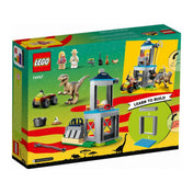A LEGO Jurassic World Velociraptor szökés (76957) dobozának hátoldala, részletes jelenetfotókkal és játéklehetőségeket bemutató képekkel.