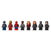 A LEGO Marvel szett minifiguráinak sora, köztük ikonikus hősök, például Amerika Kapitány, Vasember és Pókember.