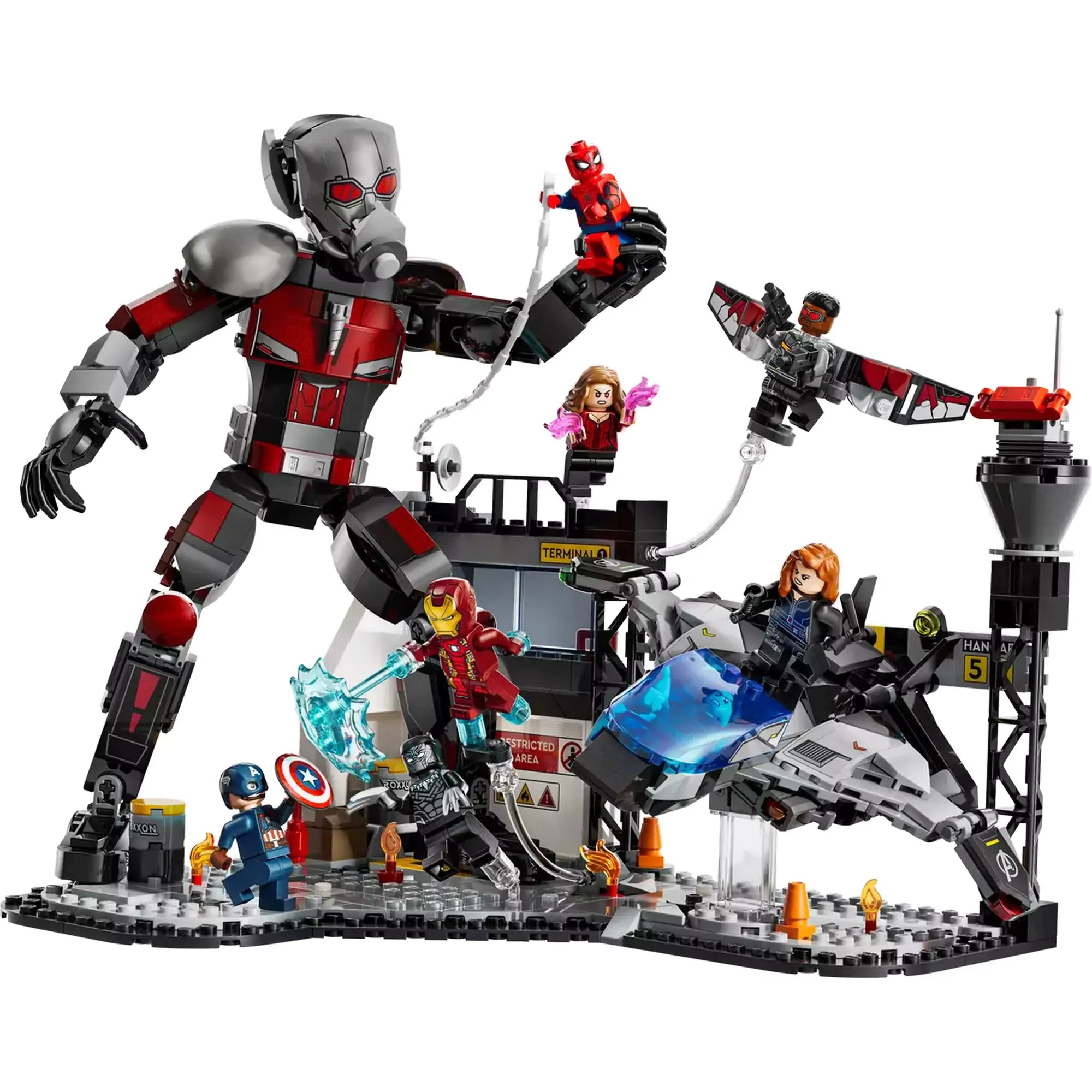 Közelebbi nézet a LEGO Marvel Amerika Kapitány: Polgárháború csatajelenet szett épített jelenetéről, tele akciódús elemekkel és hősökkel.