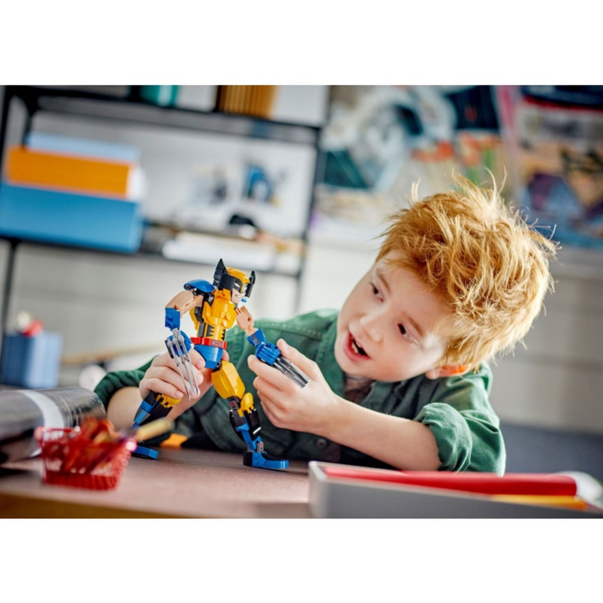Gyermek kézben tartja és mozgatja a LEGO Marvel Farkas építőfigurát (76257), játék közben akcióhelyzetben.