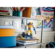 A LEGO Marvel Farkas építőfigura (76257) kiállítva, stabil pózban, jól látható részletekkel és karmokkal.