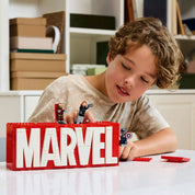 Fiú játszik a LEGO Marvel MARVEL logó és minifigurák (76313) szettel, Hulk, Vasember és Amerika Kapitány életre kelnek.