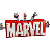 Közelkép a LEGO Marvel MARVEL logó és minifigurák (76313) szettről, a híres piros-fehér logó kiemelt részleteivel.