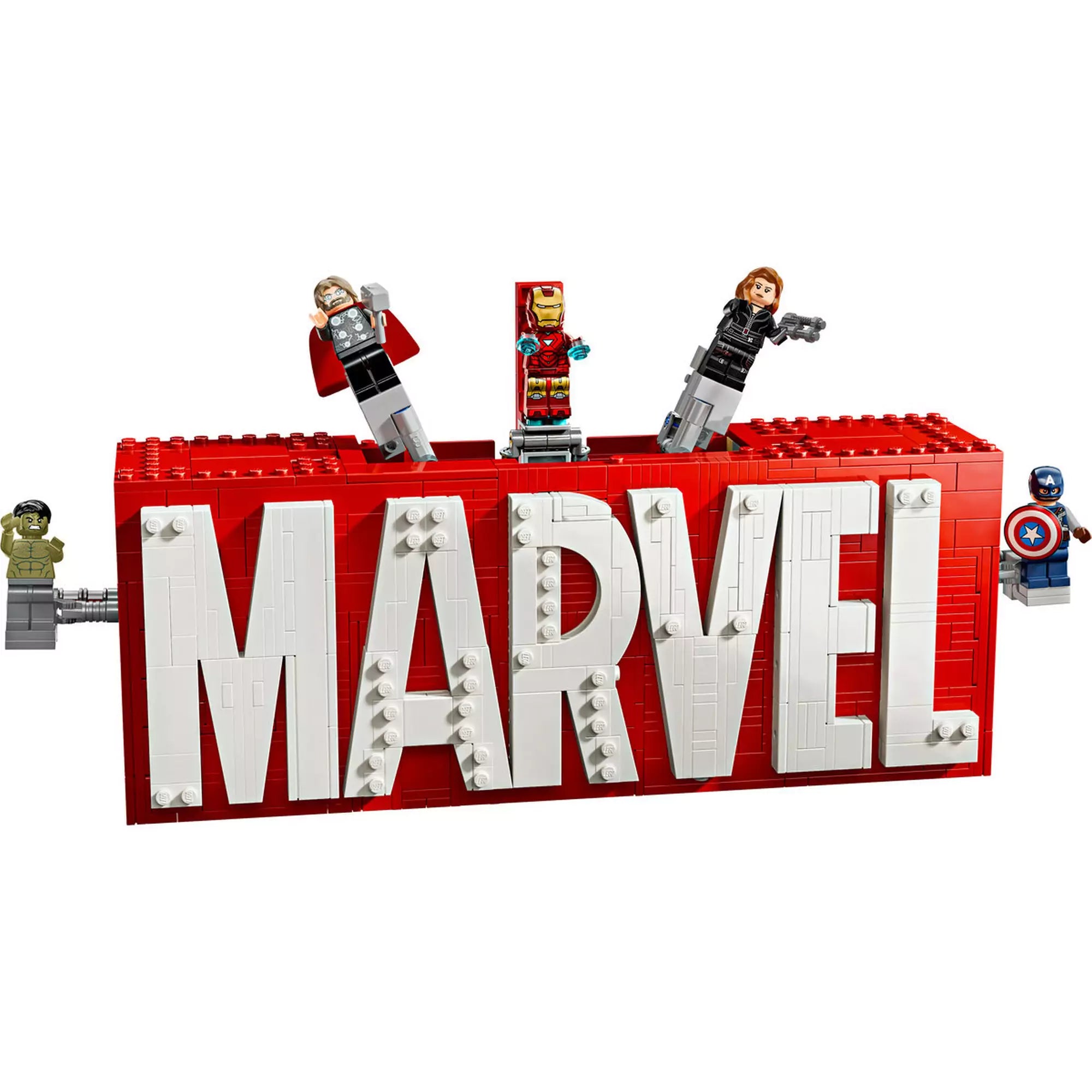Közelkép a LEGO Marvel MARVEL logó és minifigurák (76313) szettről, a híres piros-fehér logó kiemelt részleteivel.
