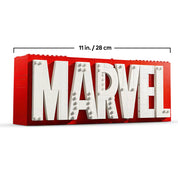 A méretezett LEGO Marvel MARVEL logó és minifigurák (76313) szett, amely 28 cm széles és 11 cm magas, gyűjteménybe illeszkedő dekoráció.