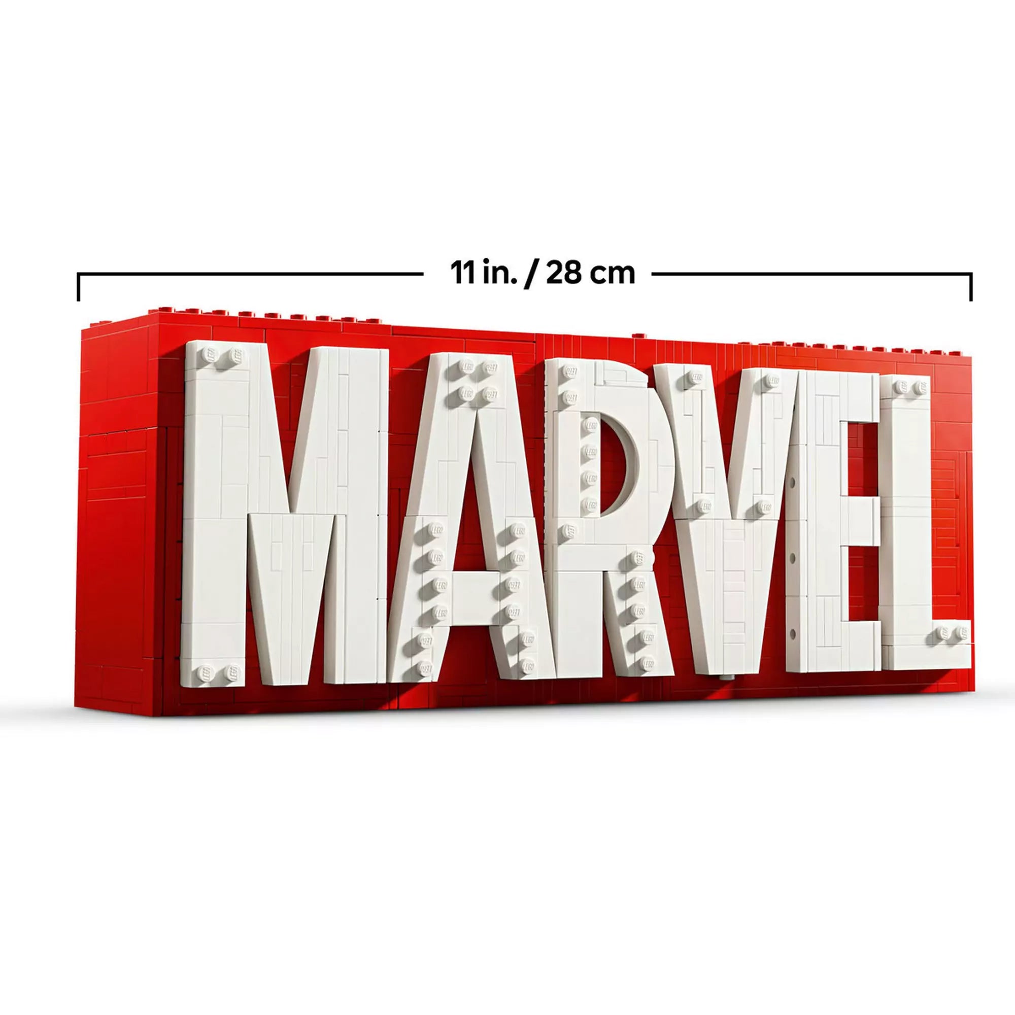 A méretezett LEGO Marvel MARVEL logó és minifigurák (76313) szett, amely 28 cm széles és 11 cm magas, gyűjteménybe illeszkedő dekoráció.
