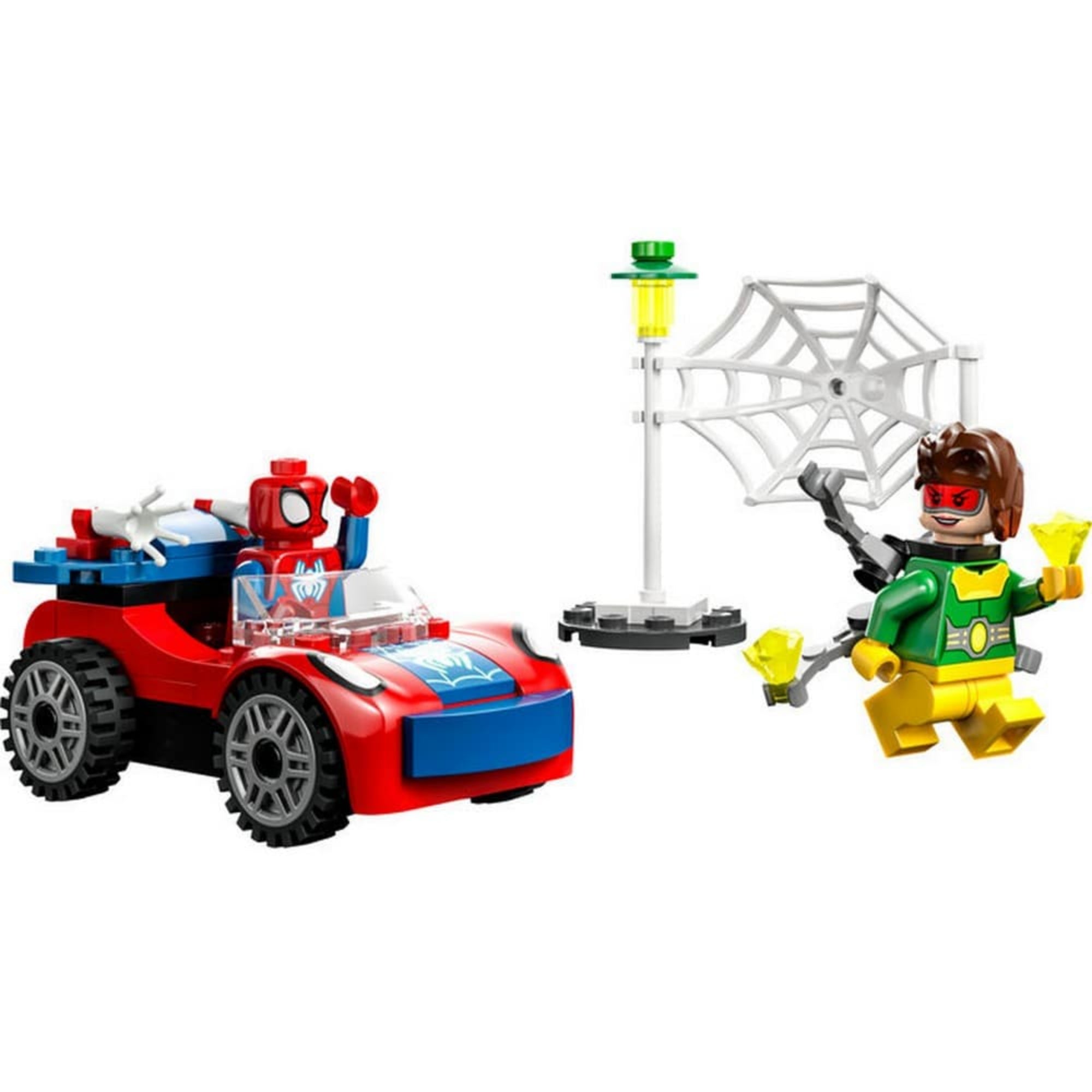 Teljesen megépített LEGO Marvel 10789 készlet, rajta Pókember járművével, Doktor Oktopusz figurájával, hálóval és utcai lámpával, fehér háttér előtt.