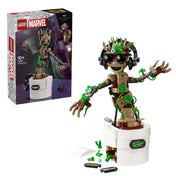 A LEGO Marvel Táncoló Groot (76297) doboza és a mellette álló összerakott Groot figura, együttesen fotózva fehér háttér előtt.