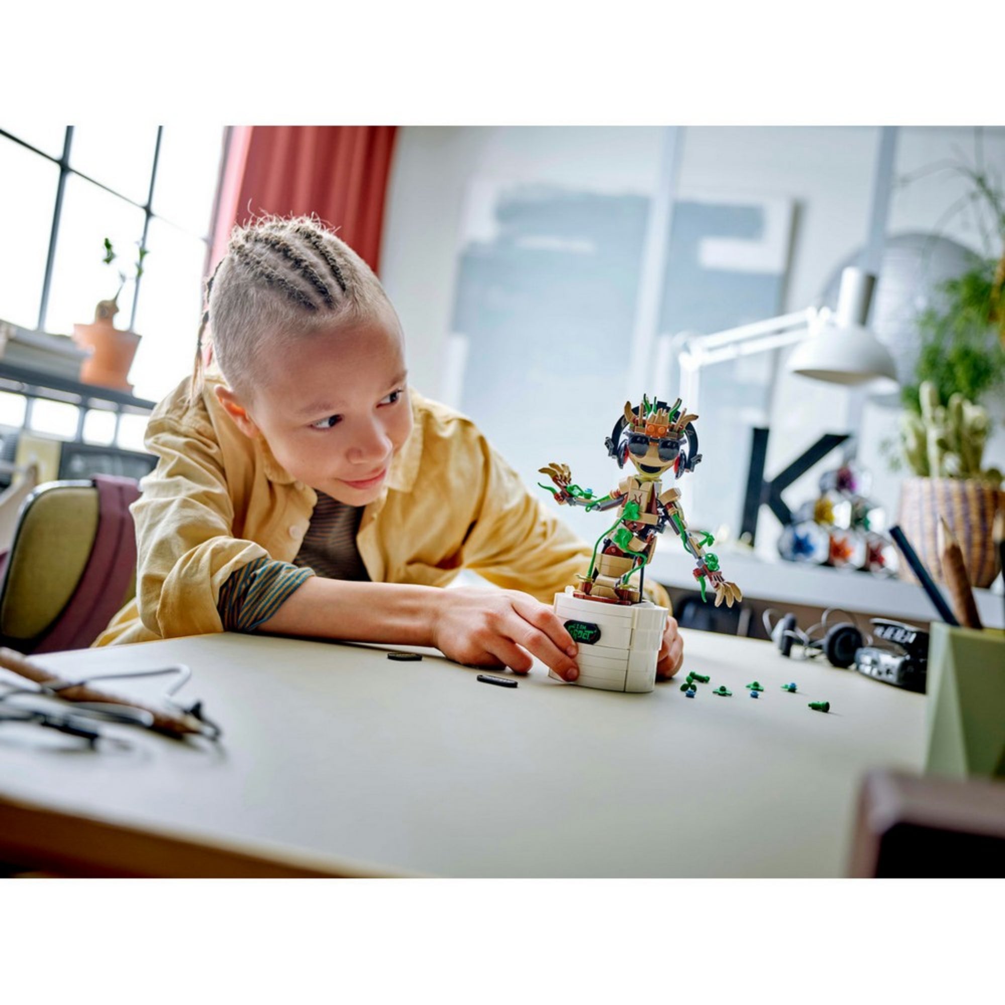 A LEGO Marvel Táncoló Groot (76297) összerakott figura oldalnézetből, táncoló mozdulatban, játék közben látható.
