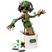 A LEGO Marvel Táncoló Groot (76297) teljesen összerakott figura, pózoló helyzetben egy zöld levelekkel díszített alapon, háttér nélkül, fehér felületen.