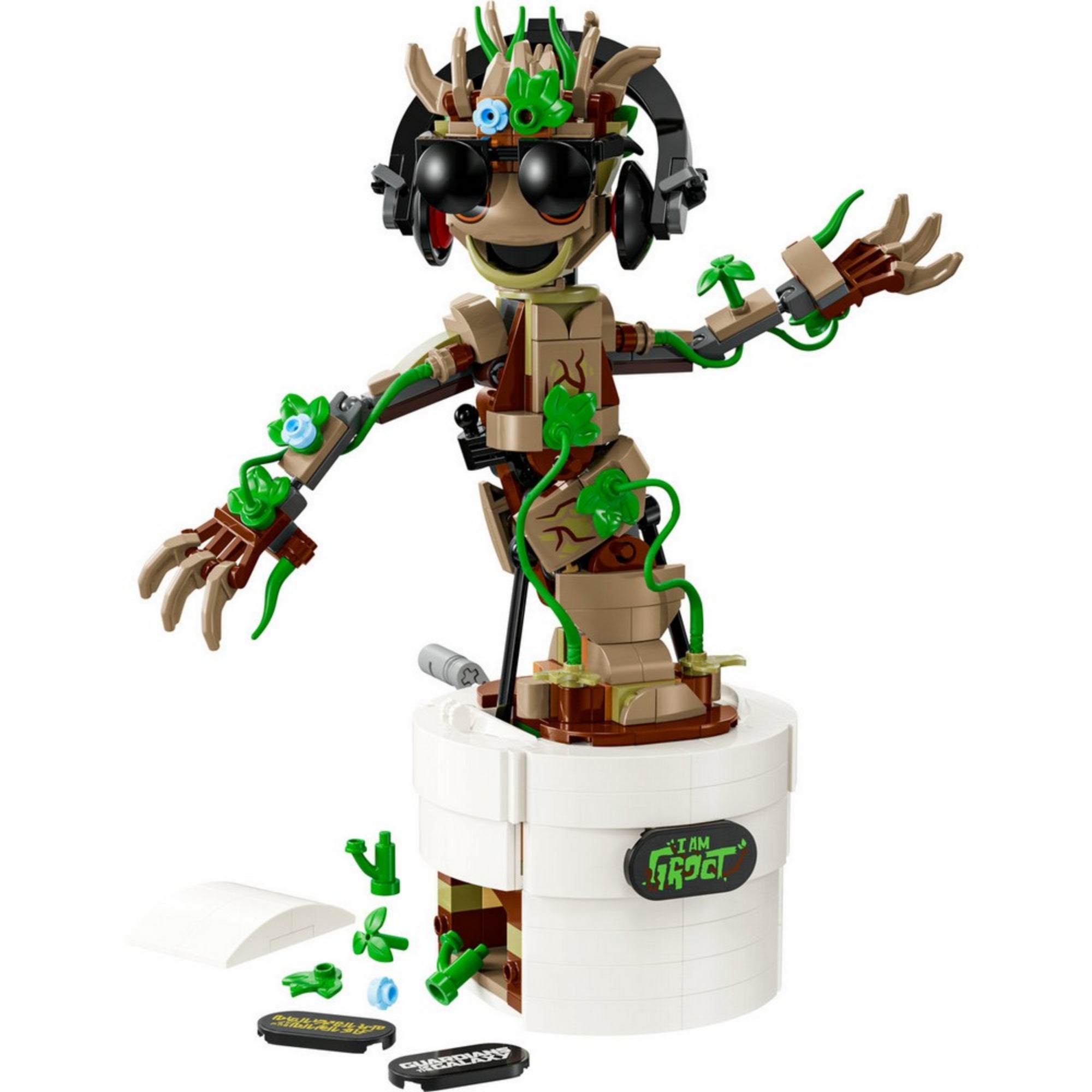A LEGO Marvel Táncoló Groot (76297) teljesen összerakott figura, pózoló helyzetben egy zöld levelekkel díszített alapon, háttér nélkül, fehér felületen.
