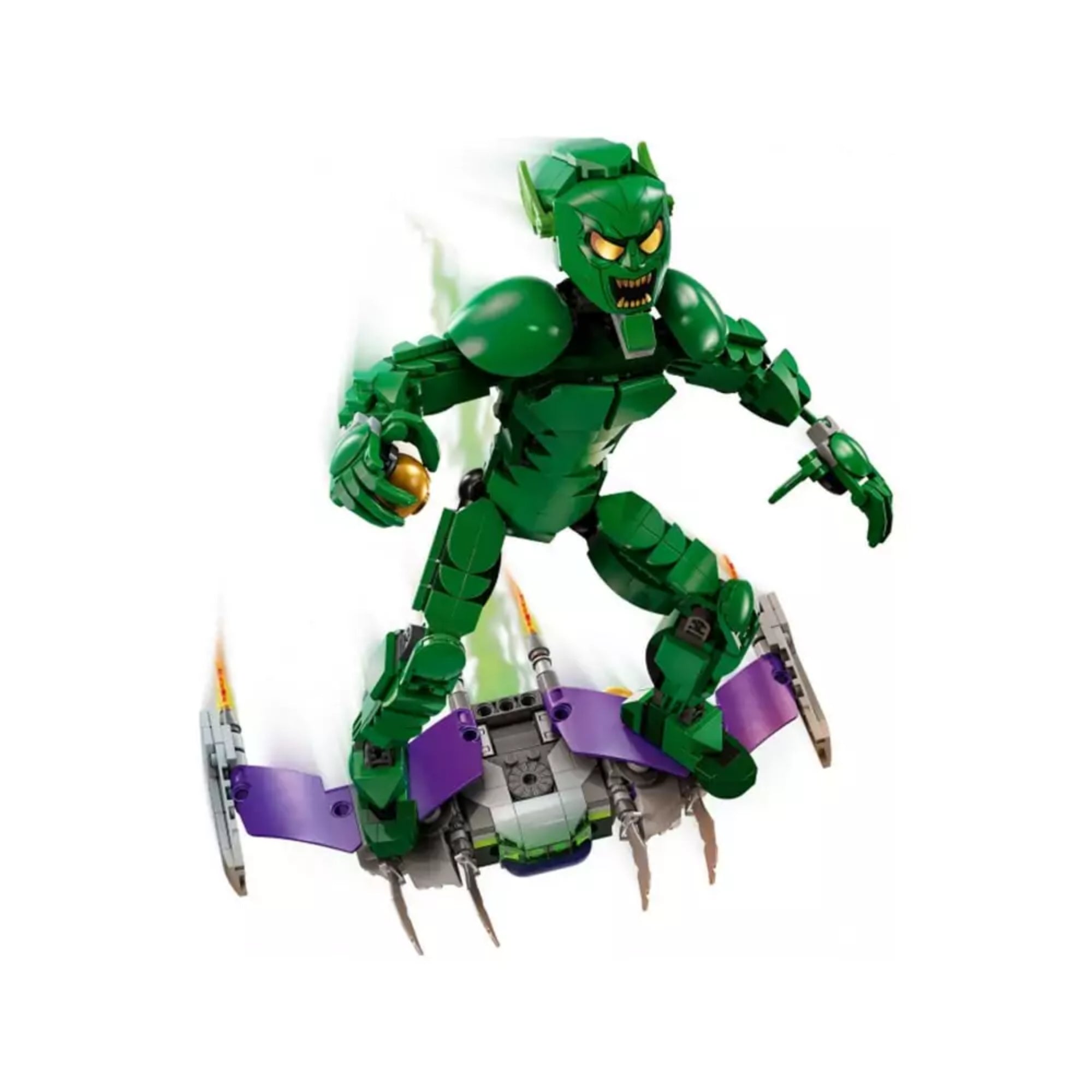 A LEGO Marvel Zöld Manó építőfigura (76284) teljes, megépített készlete dinamikus pózban ábrázolva, a lila-zöld siklón egyensúlyozva, kezében egy arany színű bombával.