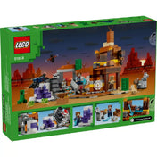 A LEGO Minecraft A pusztasági bánya (21263) doboz hátoldala, amely különböző játéklehetőségeket, funkciókat és közelebbi részleteket szemléltet, például robbanási funkciót és kincsesládát.