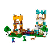 Teljes LEGO Minecraft 21249 készlet, minden elemmel és figurával elrendezve. A középen látható játékvilág két tornyot, fák, padok és karakterek által benépesített jelenetet ábrázol, köztük zombit, Creepert és játékosokat.