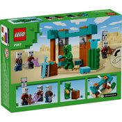 A LEGO Minecraft Illager Sivatagi Járőr 21267 készlet dobozának hátoldala, amely részletesen bemutatja a készlet tartalmát, beleértve a funkciókat és a játékelemeket, mint például a rakétaindító mechanizmust, a különböző fegyvereket és a kincset rejtegető hordót.