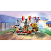 LEGO NINJAGO A bajnokok küzdőtere (71818) készlet illusztrációja hátterezett arénában, akcióban mozgó minifigurákkal és díszletekkel