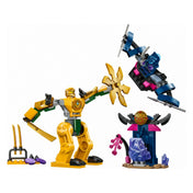 A LEGO NINJAGO Arin csatagépe (71804) teljes készlete: sárga harci robot arany fegyverrel, Arin és egy kék-fekete gonosztevő minifigura, valamint egy kisebb kristályos díszlet.