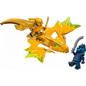 A LEGO NINJAGO Arin felszálló sárkány csapása (71803) 27 darabos készlete teljesen felépítve, Arin aranyszínű sárkányon ülve harcol egy sötétkék harcossal.