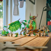 LEGO NINJAGO The Dragon of Life (71859) megépített zöld sárkány modell minifigurákkal asztalon kiállítva.