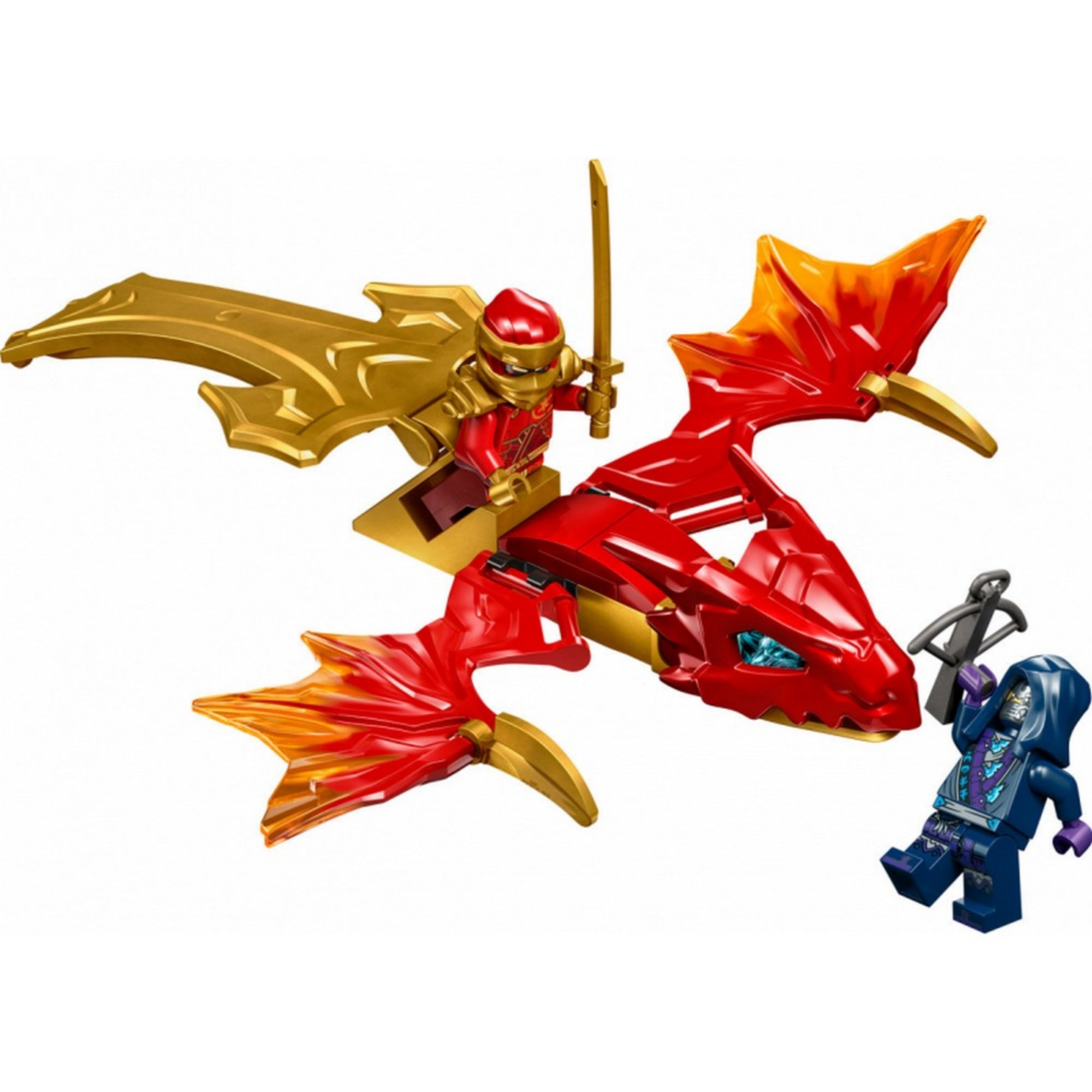 Részletes kép a LEGO NINJAGO Kai felszálló sárkány csapása (71801) teljes készletéről, amelyen Kai arany-piros színű minifigurája egy tűzszínű, áttetsző narancs-szárnyakkal rendelkező sárkány hátán lovagol, szemben egy sötétkék, lila részletekkel ellátott gonosztevő figurával.