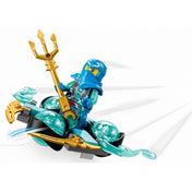Nya LEGO NINJAGO Spinjitzu pörgőjében, világoskék vízörvényekkel körülvéve, arany háromágú szigonnyal felszerelkezve, gyors mozgást imitálva.