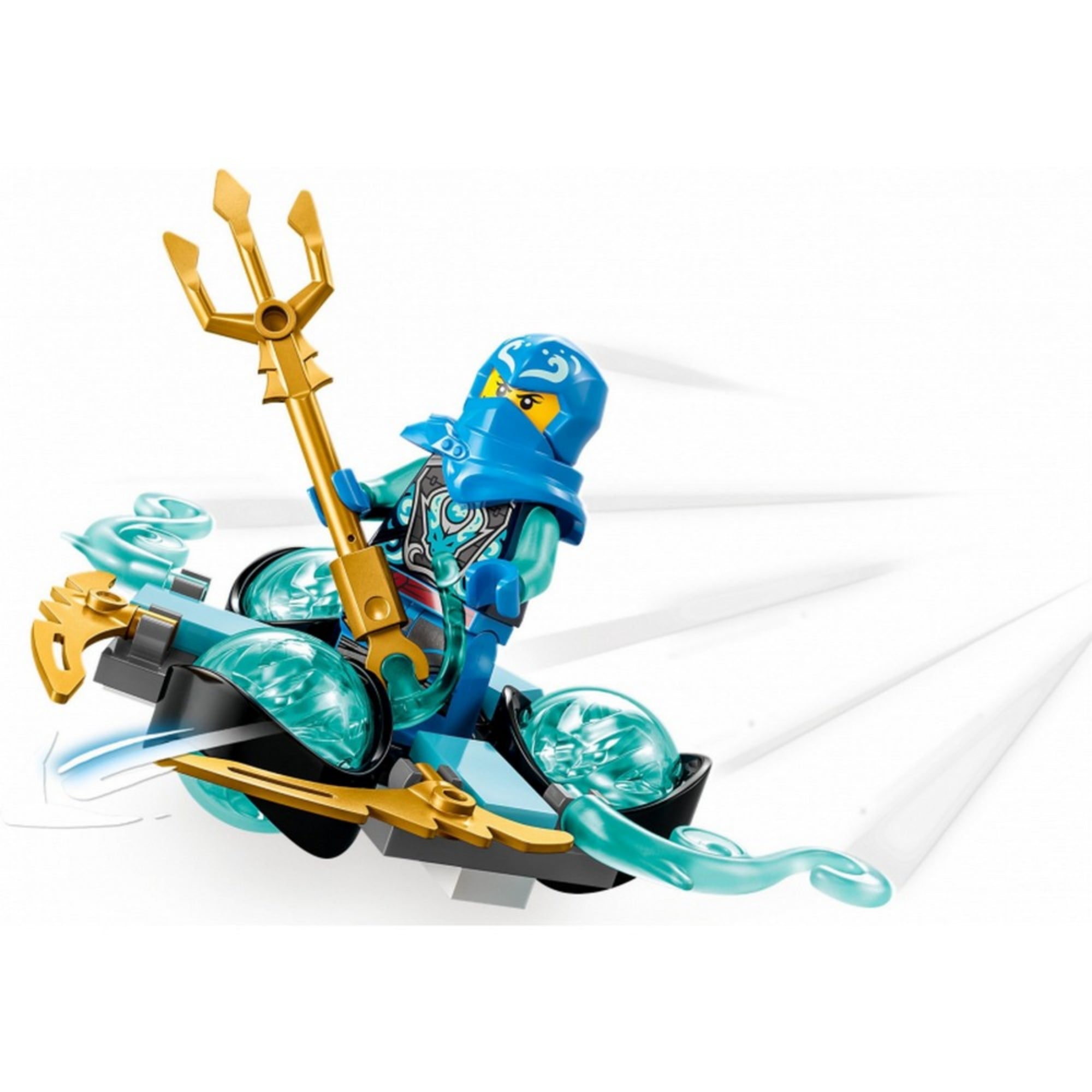 Nya LEGO NINJAGO Spinjitzu pörgőjében, világoskék vízörvényekkel körülvéve, arany háromágú szigonnyal felszerelkezve, gyors mozgást imitálva.