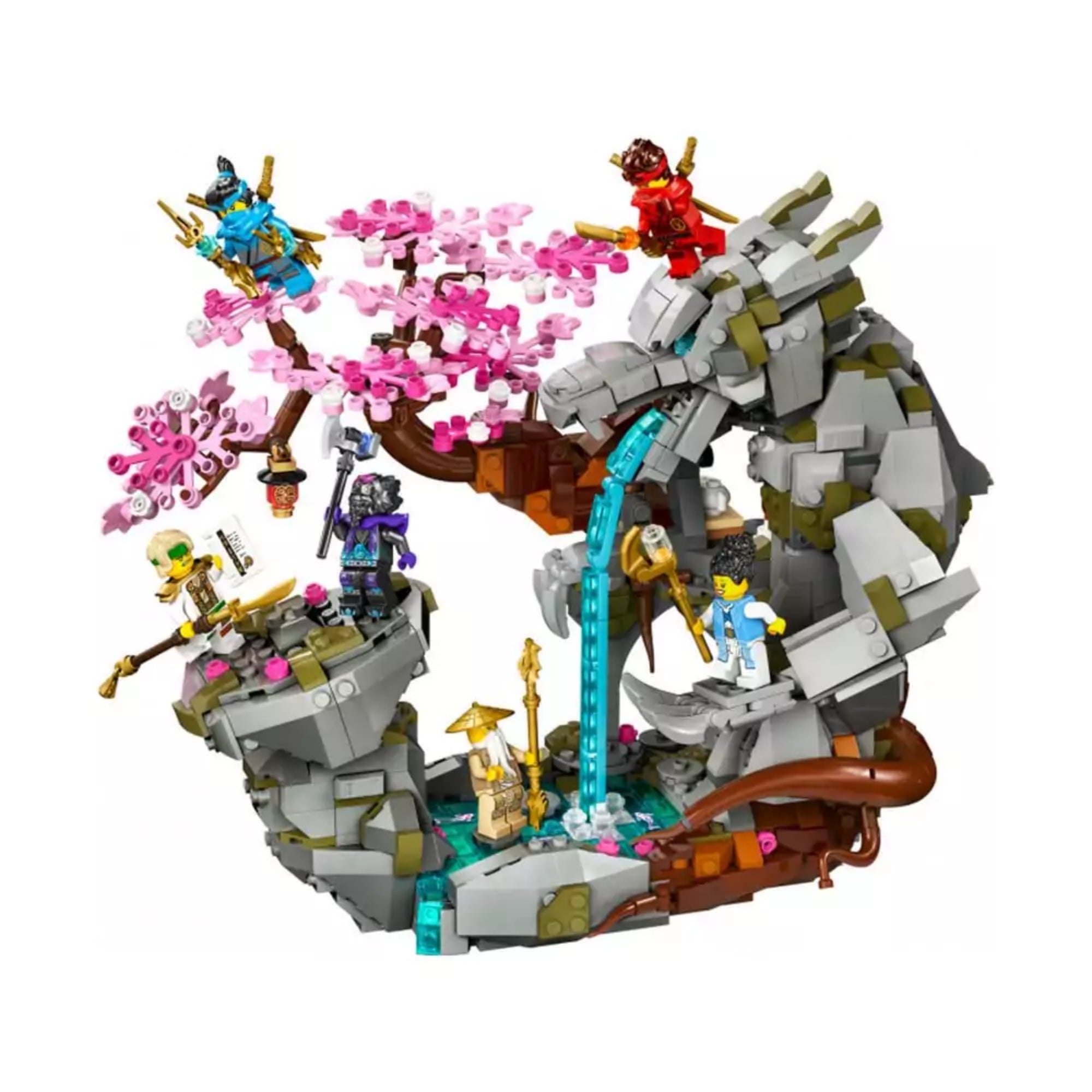 A LEGO NINJAGO Sárkánykő szentély (71819) teljesen összerakott építménye, amely sziklákból, rózsaszín lombos fából, vízesésből és hat minifigurából áll különböző harci és meditációs pózokban.