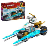 LEGO NINJAGO Zane jégmotorja (71816) készlet, az előtérben a fehér, arany és jégkék elemekkel díszített motorral, a háttérben a piros színű, látványos dobozképpel.