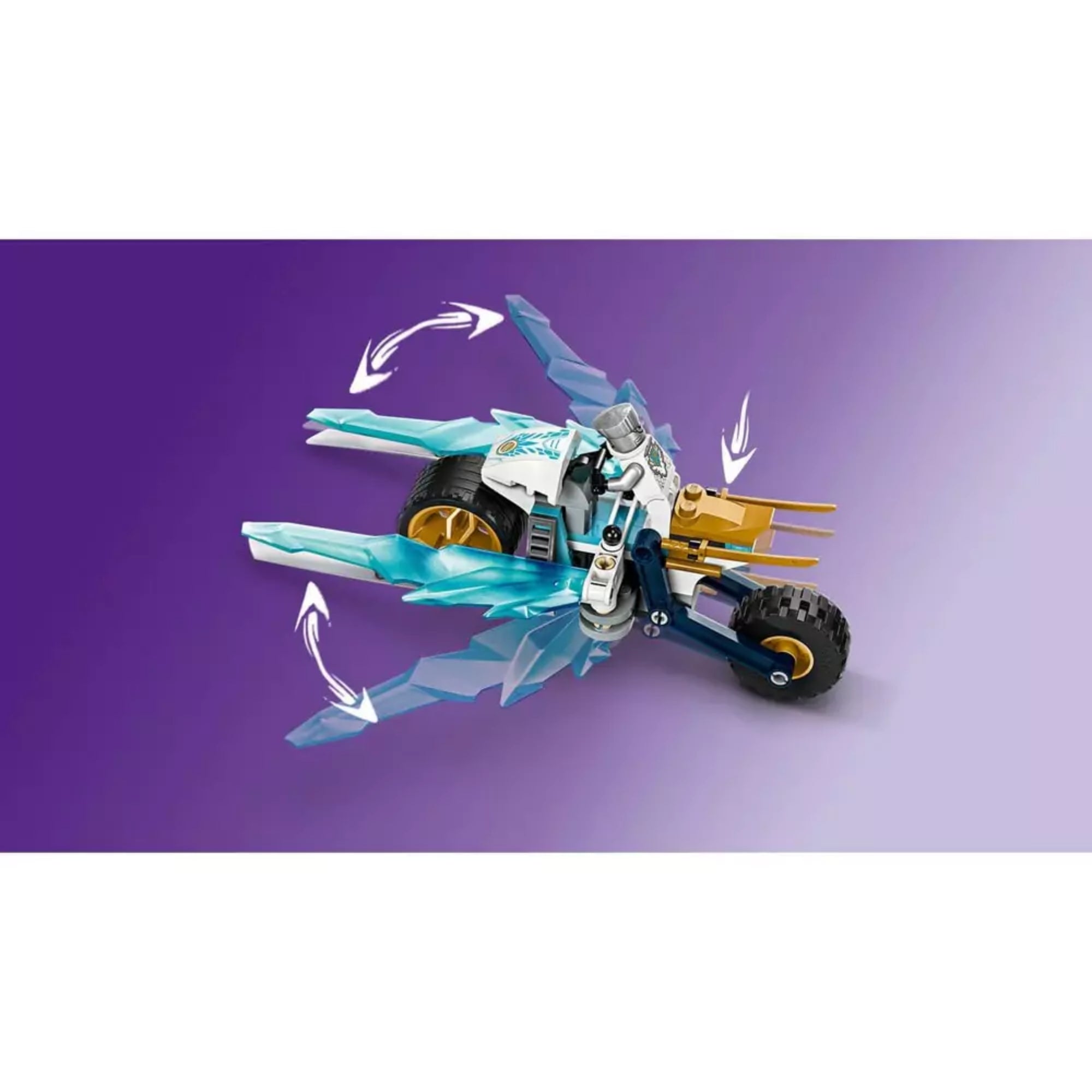 LEGO NINJAGO Zane jégmotorja (71816) játék közben, dinamikus mozgásokat bemutató fehér nyilakkal, lila háttérrel és kiemelt jégkristályos pengékkel.