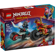 A LEGO Ninjago 71838 szett doboza, rajta a két motoros figura verseny közben, Kai vörös motorján és a gonosz figura fegyverrel felszerelt járművén.