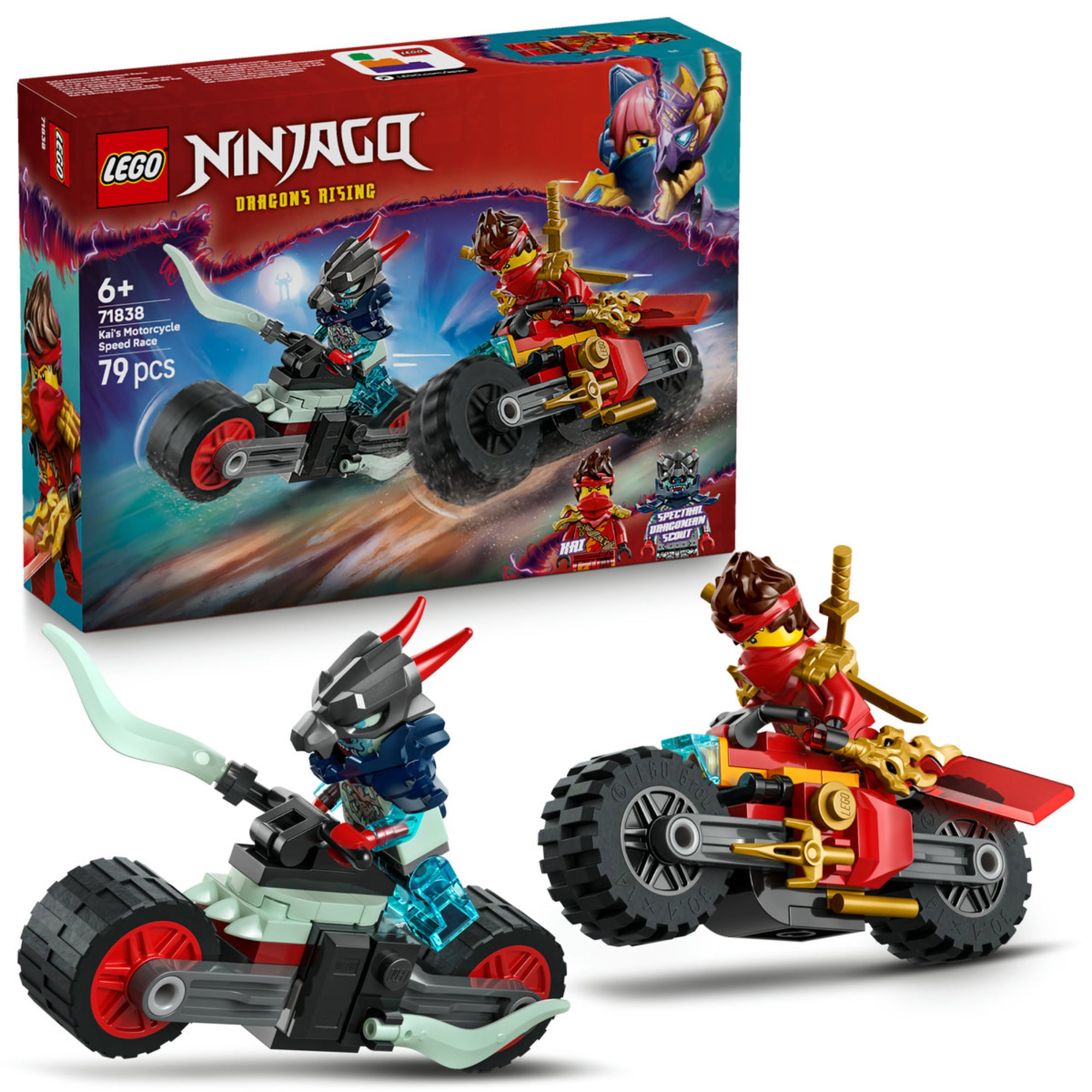 A LEGO Ninjago 71838 doboza és a két motorkerékpár, Kai és az ellenség karaktere akcióban, a háttérben látványos csatát idéző dobozgrafikával.