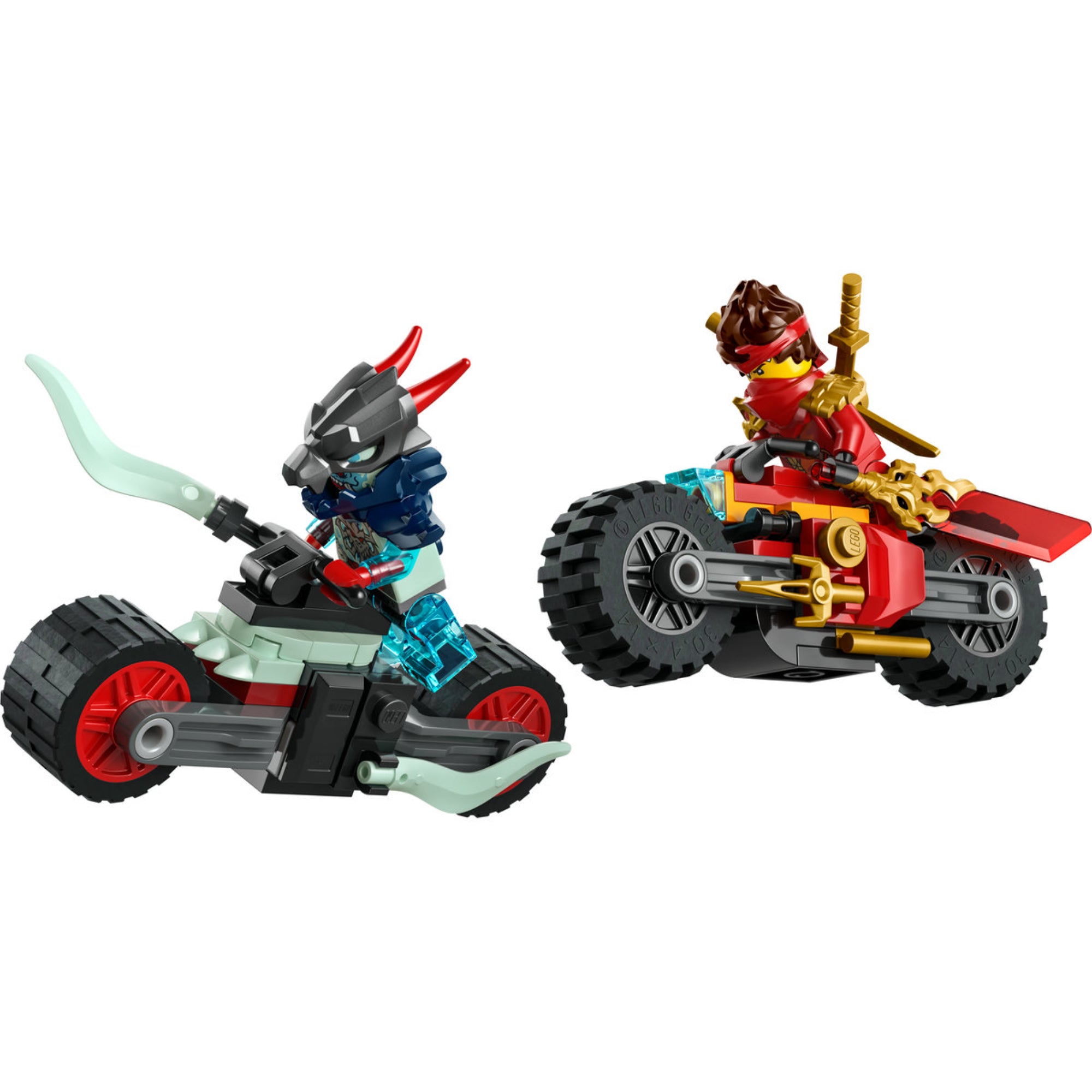 A LEGO Ninjago 71838 készlet két összerakott motorját ábrázolja, Kai piros és arany színű motorján, valamint a gonosz harcos fekete és türkiz motorján, mindkettő minifigurával.