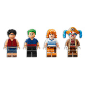 A LEGO One Piece: Buggy the Clown’s Circus Tent (75637) négy minifigurája – Luffy, Zoro, Nami és Buggy, a bohóc – sorban elhelyezve fehér háttéren.