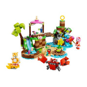 A LEGO 76992-es Amy állatmentő szigete készlet összes fontos eleme látható: vízesés, napernyő, kis csúszda, trópusi hangulatú elemek, Amy, Tails, kisállatok és egy rák figura.