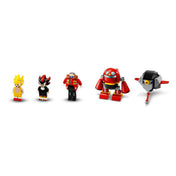 Az öt minifigura: Super Sonic, Shadow, Dr. Eggman, a piros robot és a szürke repülő robot, egy sorban elhelyezve, jól látható részletekkel.