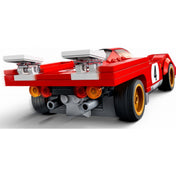 A LEGO Ferrari 512 M (76906) hátulnézeti képe, amelyen jól láthatók a dupla hátsó kipufogók, a részletes hátsó lámpák és a különleges hátsó szárnyelemek.