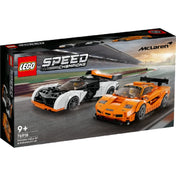 A LEGO 76918 készlet dobozának előlapja, amelyen a McLaren Solus GT fehér-fekete, valamint a McLaren F1 LM narancssárga versenyautó száguld a pályán, naplementés háttérrel.