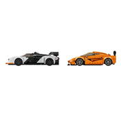 A LEGO McLaren Solus GT és McLaren F1 LM autók oldalnézetből, egymás mellett, fehér háttér előtt; jól látható a két jármű aerodinamikai kialakítása és színvilága.