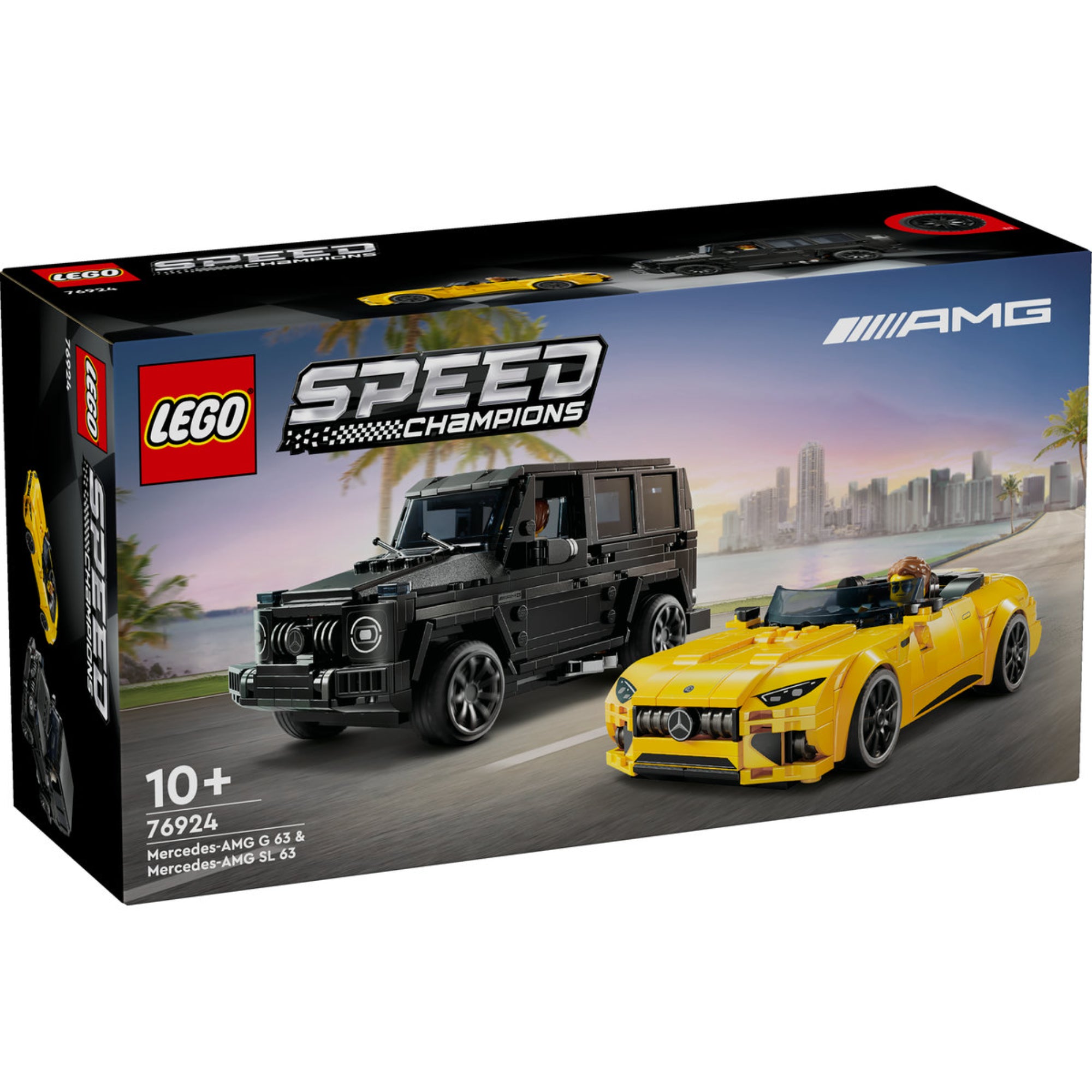 A LEGO Speed Champions 76924 készlet elülső doboznézete, rajta a Mercedes-AMG G 63 fekete terepjáróval és az AMG SL 63 sárga sportautóval, tengerparti háttérrel