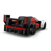 A LEGO Porsche 963 hátulnézeti képe, kiemelve a részletes hátsó spoiler és kipufogórendszer megoldásait.