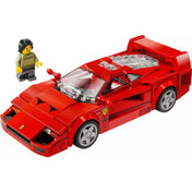 LEGO Speed Champions Ferrari F40 (76934) piros sportautó modell közelről, mellette női minifigura Ferrari pulóverben.