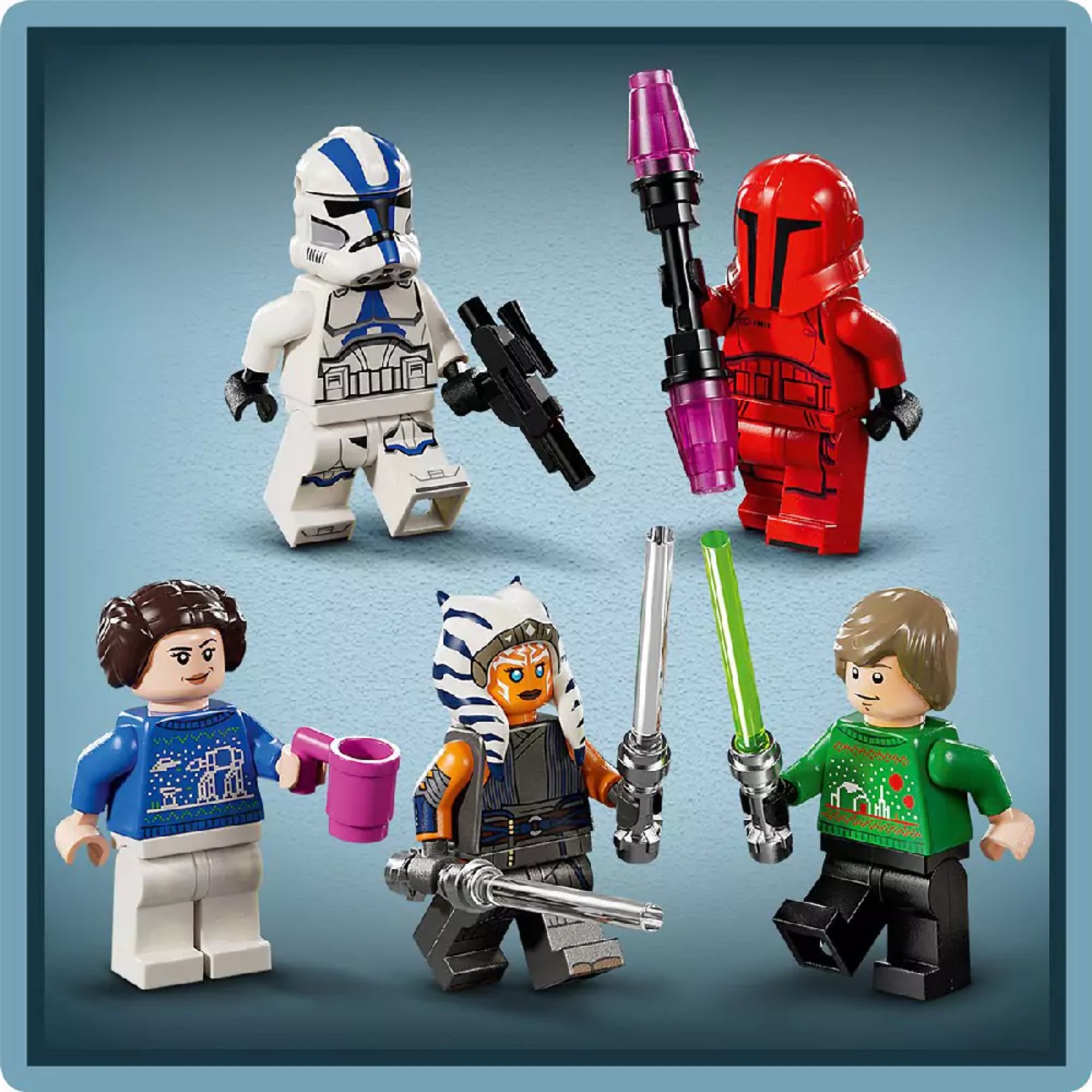A képen a LEGO Star Wars 75395 Adventi naptár 2024 készlet öt különleges minifigurája látható közelebbről: Egy klónkatona, egy vörös Mandalori harcos, Leia hercegnő, Ahsoka Tano, és Luke Skywalker . 