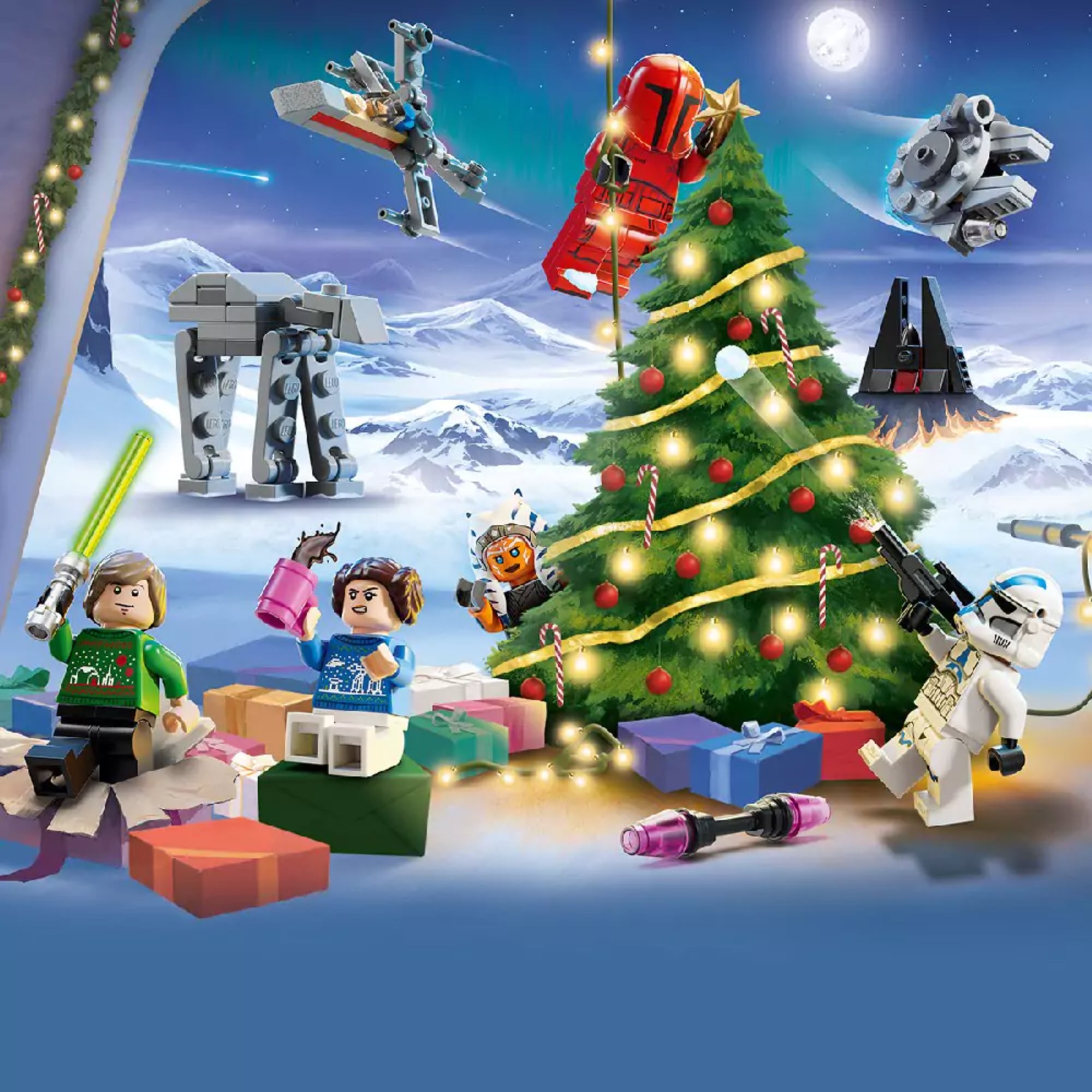 A képen a LEGO Star Wars 75395 Adventi naptár 2024 ünnepi hangulatú jelenete látható. A havas háttérben egy feldíszített karácsonyfa áll a középpontban, körülötte ajándékdobozokkal és égősorral. A jelenetben számos ikonikus LEGO Star Wars minifigura szerepel.