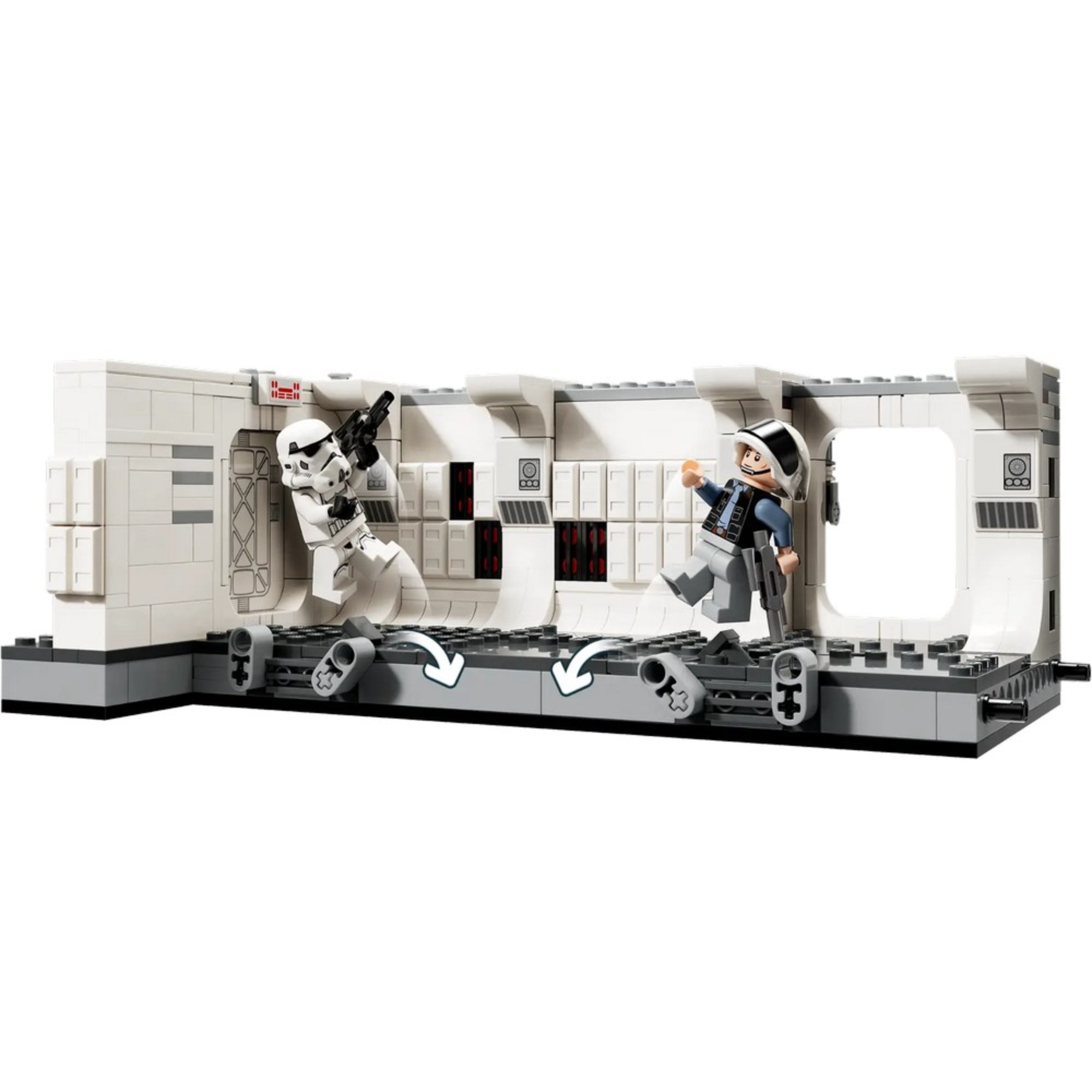 Részlet a LEGO Star Wars Beszállás a Tantive IV-be (75387) jelenetből, amelyen egy rohamosztagos és egy lázadó katona harca látható a csomagtér folyosóján, akciófunkcióval.