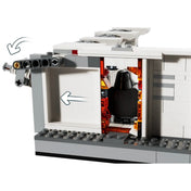 Közelkép a LEGO Star Wars Beszállás a Tantive IV-be (75387) készlet mozgatható ajtajáról és az azt működtető mechanizmusról, nyitásra utaló nyíllal.