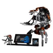 Összeszerelt LEGO Star Wars Droideka modell, részletes kidolgozással, feketés-vöröses színvilágban. Mellette egy mini Droideka figura, információs tábla és a 25 éves Star Wars évfordulós plakett is látható fekete állványon.