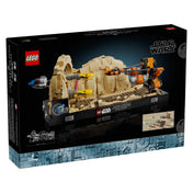 A LEGO Star Wars Mos Espa fogatverseny dioráma (75380) dobozának hátoldala, részletes képekkel a modell elemeiről és méretarányos rajzzal a doboz alsó sarkában.
