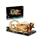 A LEGO Star Wars Mos Espa fogatverseny dioráma (75380) összeépített modellje és a hozzá tartozó díszdoboz együtt bemutatva, a háttérben a homokdűnés tájjal.