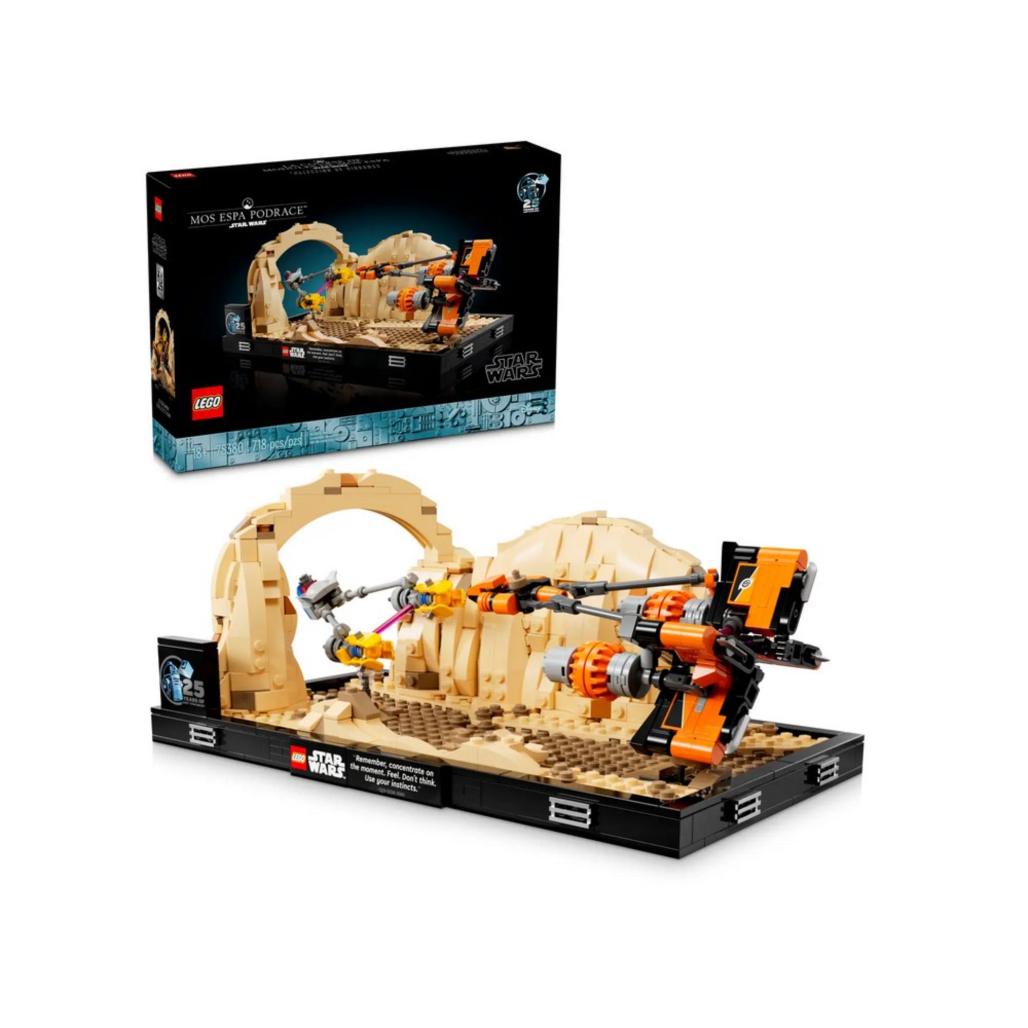 A LEGO Star Wars Mos Espa fogatverseny dioráma (75380) összeépített modellje és a hozzá tartozó díszdoboz együtt bemutatva, a háttérben a homokdűnés tájjal.